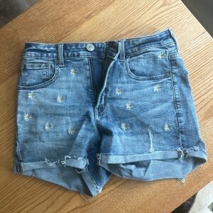 American eagle daisy embroidered jean shorts, women’s size 6